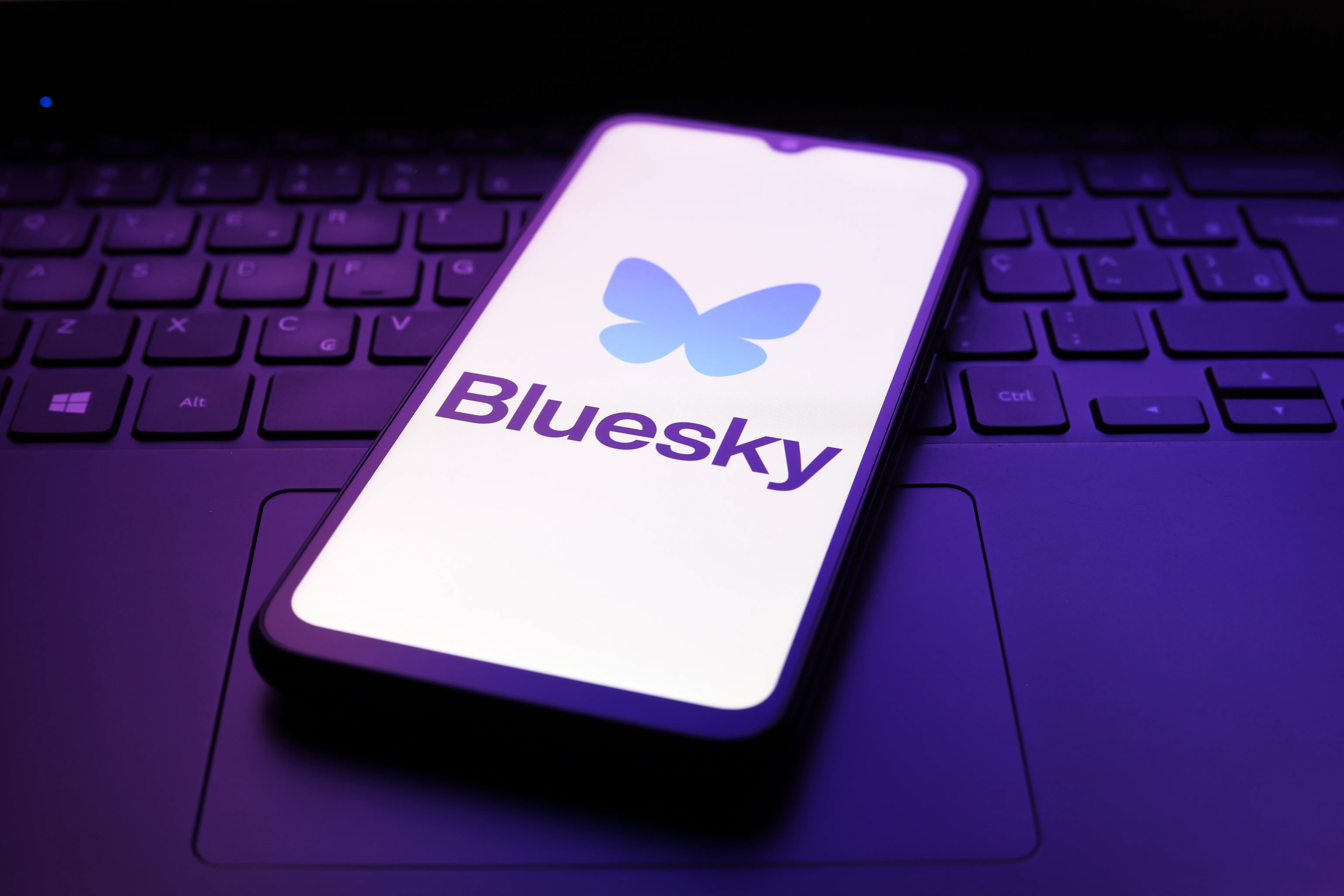 עבור Bluesky, העלאה מסיבית של משתמשים מביאה לכאבי גדילה ובוטים מפצלים